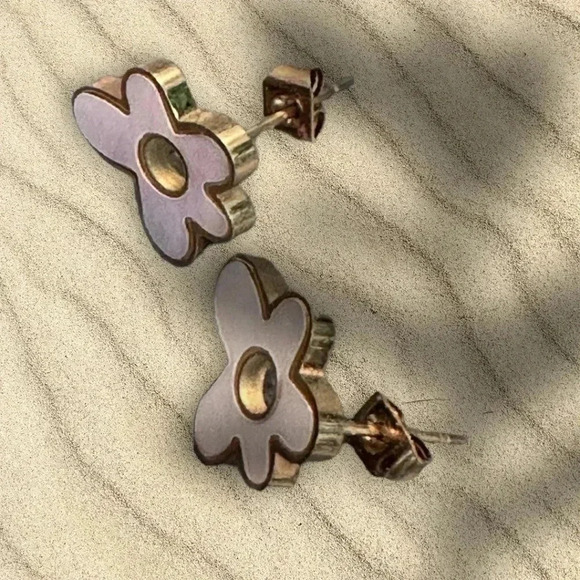 *NEW* Flower Stud Earrings - Stainless Steel  Gold Plated w/ Pearl Luminescence - Picture 2 of 7